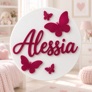 Decor Alesia din plexiglas alb cu nume Alessia și fluturi roz mură, fundal discret