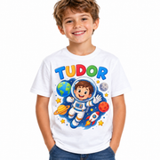 Tricou alb pentru băieți cu astronaut și numele Tudor – imagine 1
