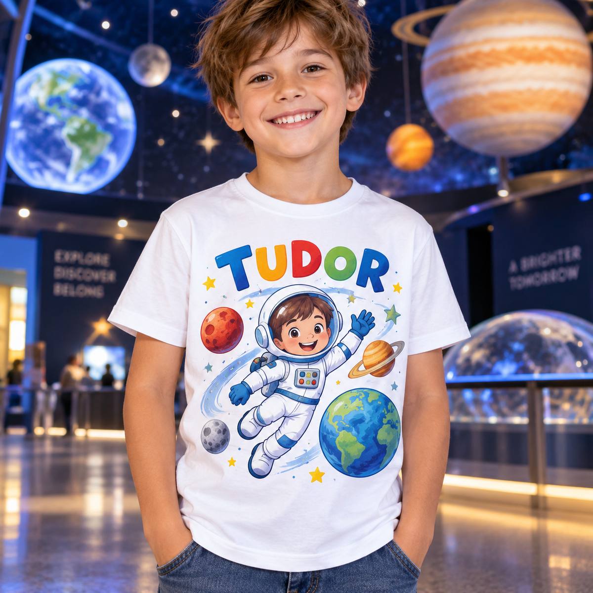 Tricou alb pentru băieți cu astronaut și numele Tudor – imagine 3