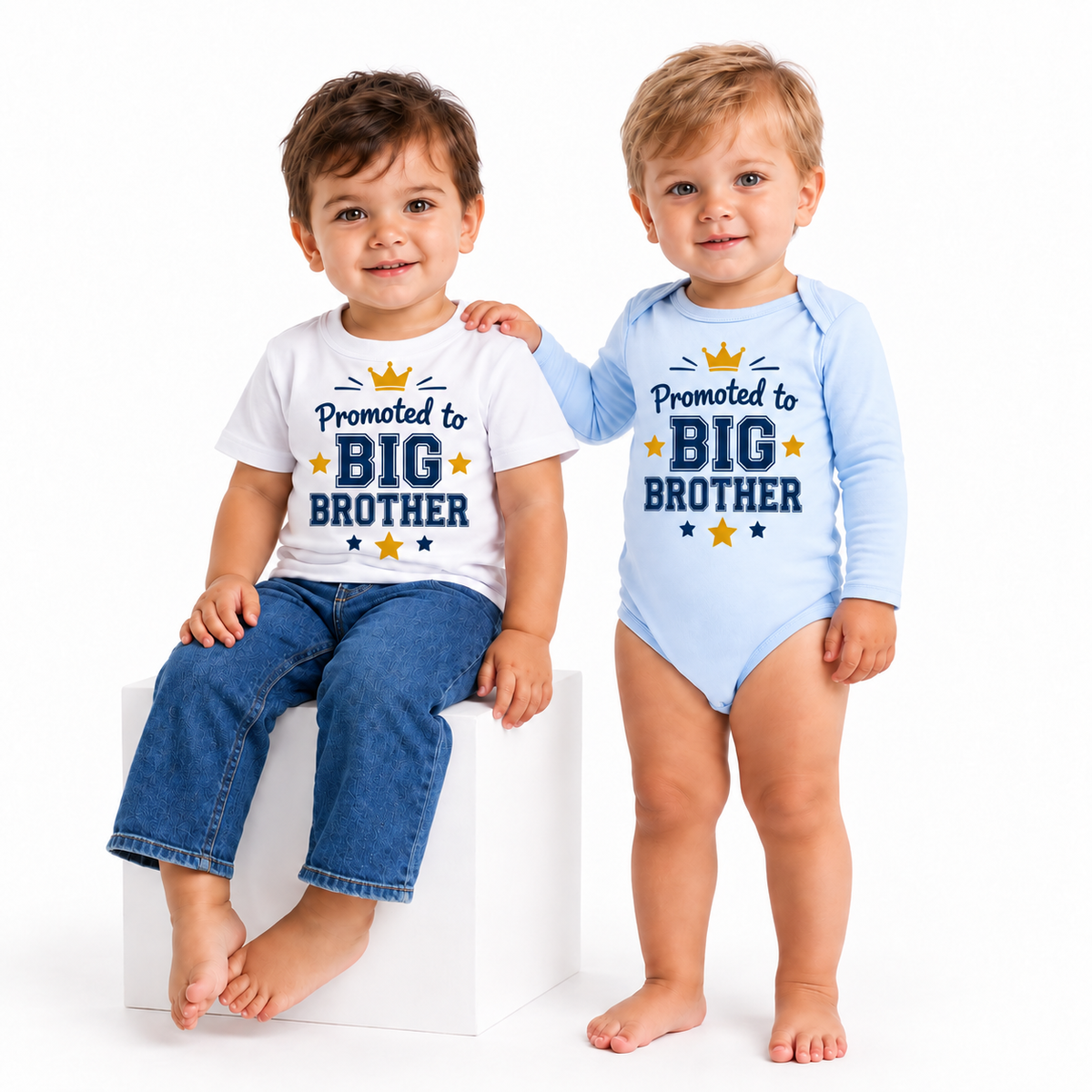 Body și tricou personalizat pentru bebeluși Promoted to Big Sister – fundal alb