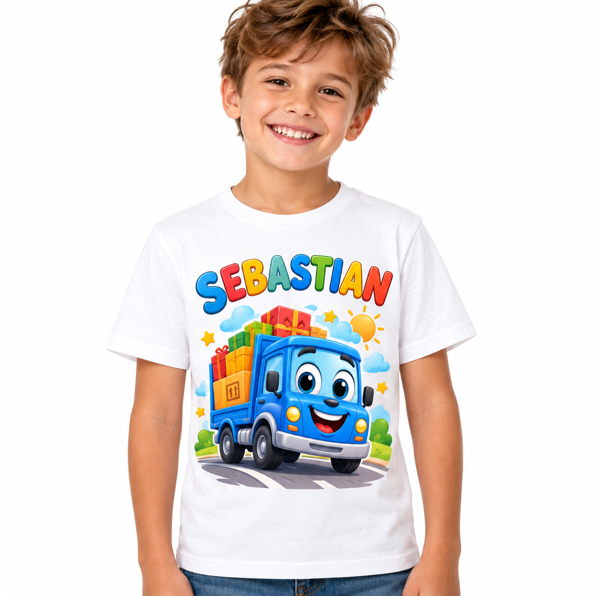 Tricou alb pentru băieți cu camion vesel și numele Sebastian – imagine 1
