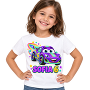 Supermașinuța Violet – copil cu tricou pe fundal alb