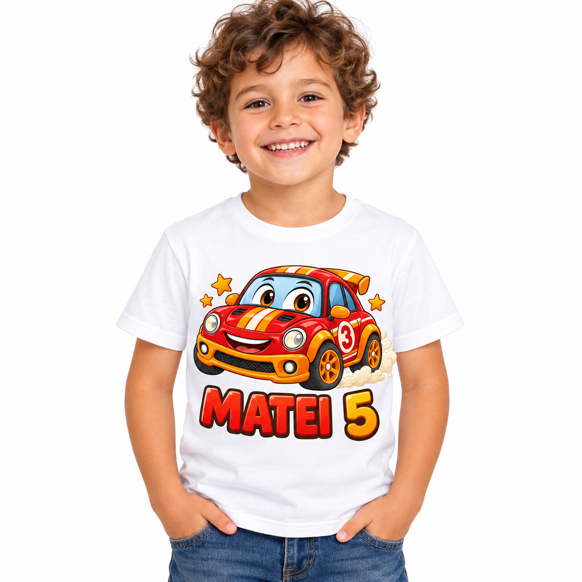 Mașinuța Veselă – copil cu tricou pe fundal alb