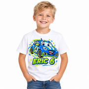 Mașinuța Turbo – copil cu tricou pe fundal alb