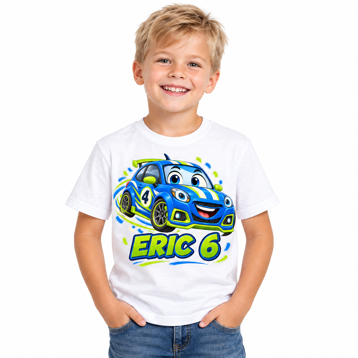 Mașinuța Turbo – copil cu tricou pe fundal alb