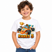 Micul Pilot de Curse – copil cu tricou pe fundal alb
