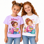 Tricou pentru fetițe cu cărți, creioane și ghiozdan – fotografie principală pe fundal alb
