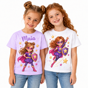 Tricou pentru fetițe cu supereroină, pelerină și stele – fotografie principală pe fundal alb