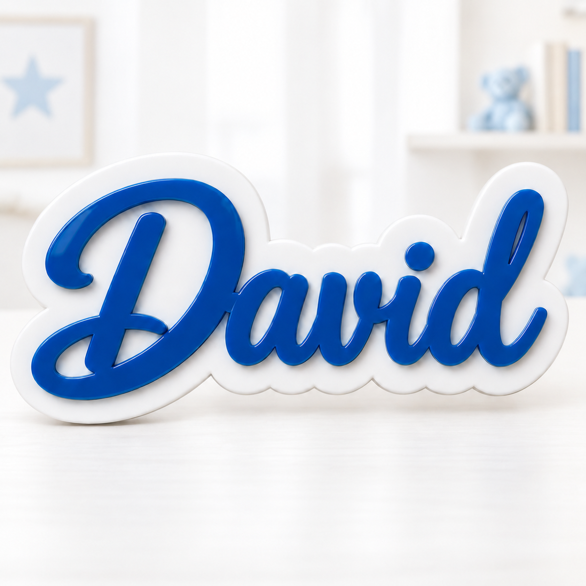 Nume decorativ David din plexiglas alb și albastru, pe fundal discret de cameră pentru copii