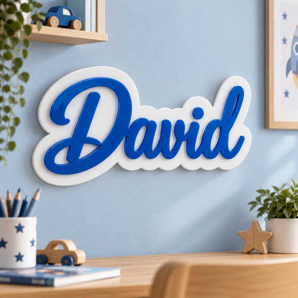 Nume decorativ David montat pe peretele albastru al camerei copilului