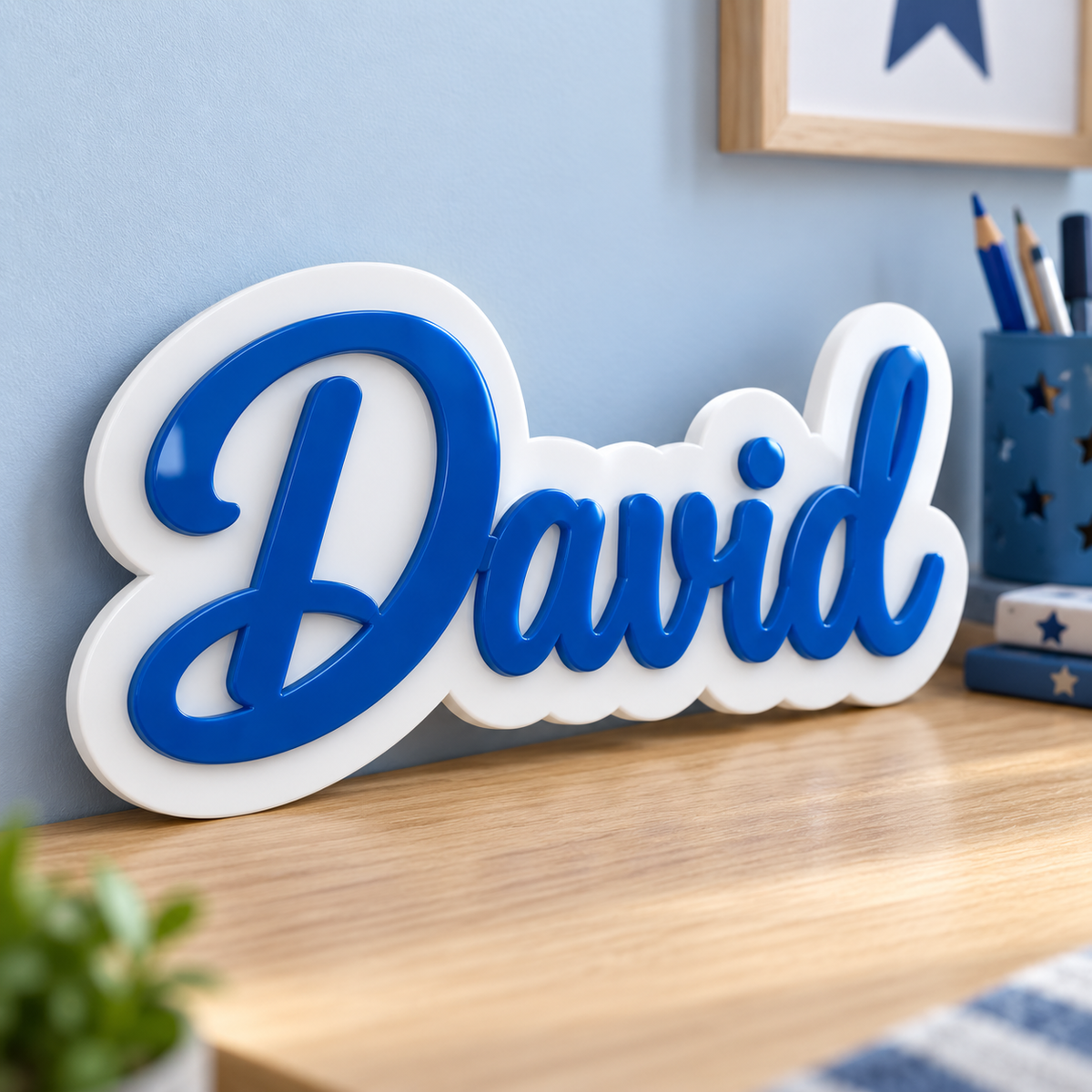 Decor personalizat David din plexiglas alb și albastru, prezentat pe birou