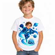 Tricou aniversar personalizat – Eroul Cosmic cu Tort – imagine 1