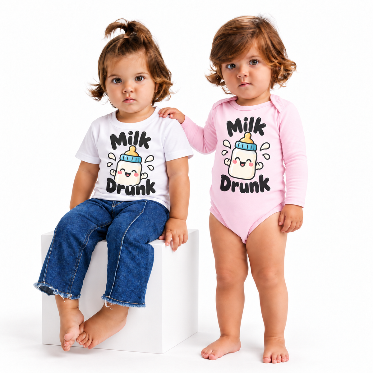 Body și tricou personalizat pentru bebeluși Milk Drunk – fundal alb