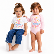 Body și tricou personalizat pentru bebeluși My First Birthday – fundal alb