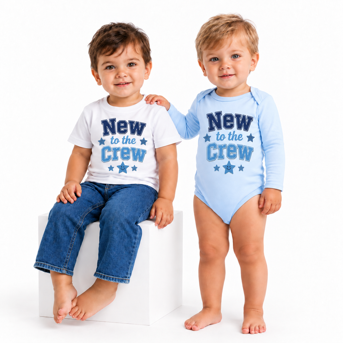 Body și tricou personalizat pentru bebeluși New to the Crew – fundal alb
