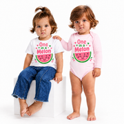 Body și tricou personalizat pentru bebeluși One in a Melon – fundal alb