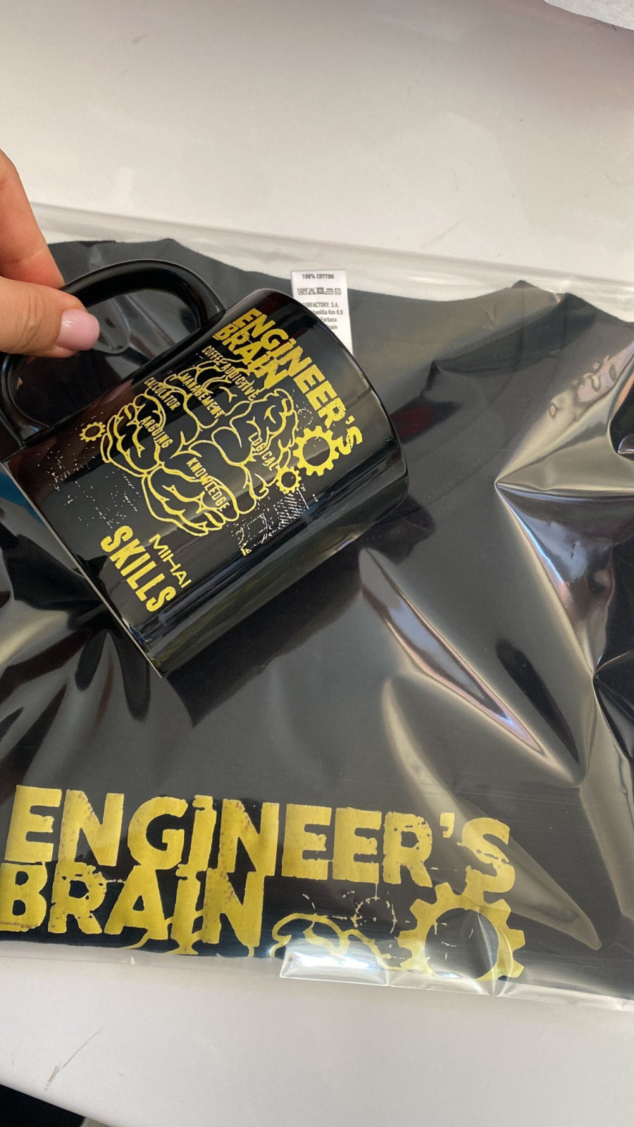 Set cadou personalizat pentru ingineri 330ml Inginer3003 cu tricou si cana