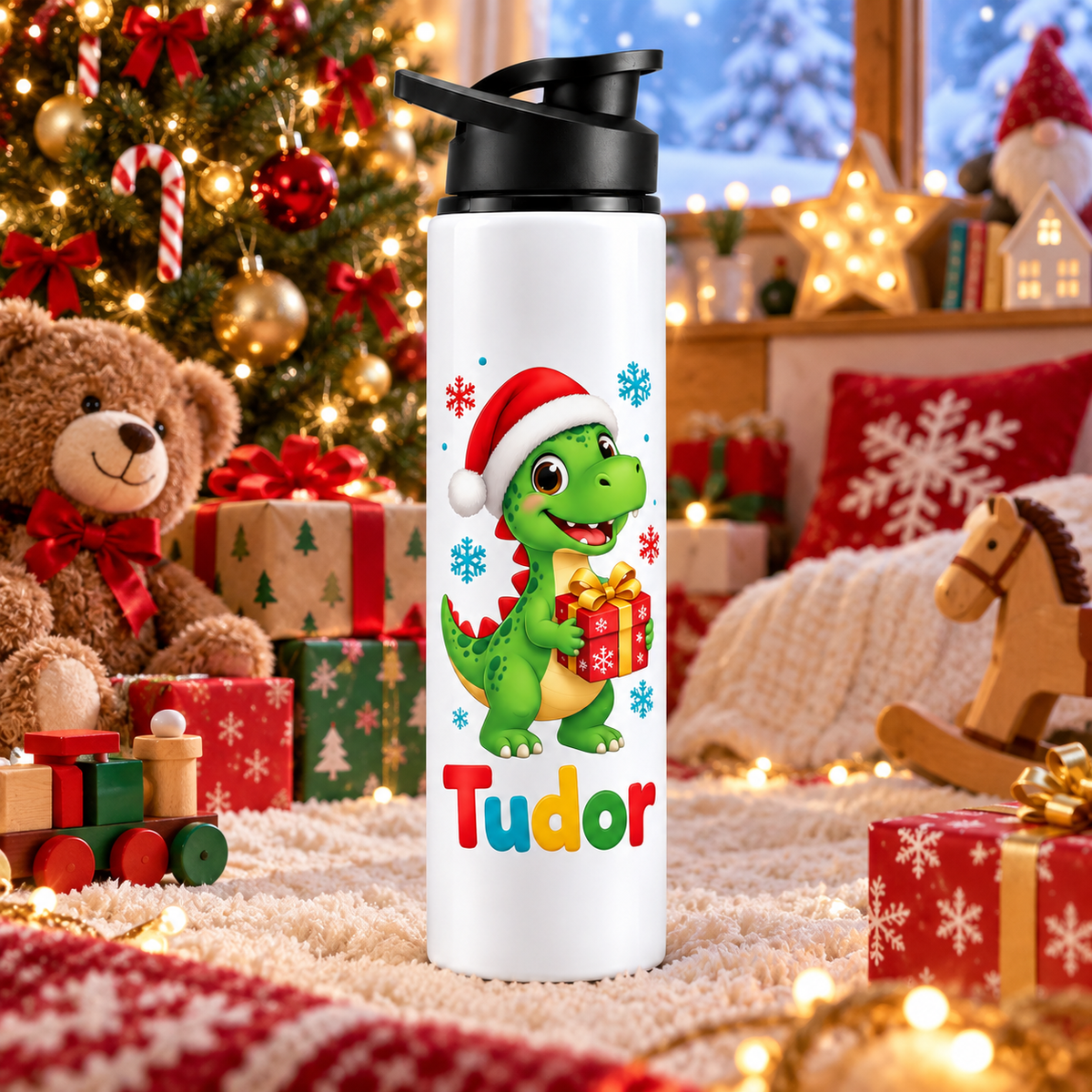 Termos pentru copii Dinozaurul cu Caciula de Mos personalizat cu numele Tudor - imagine ambientala in camera decorata de Craciun