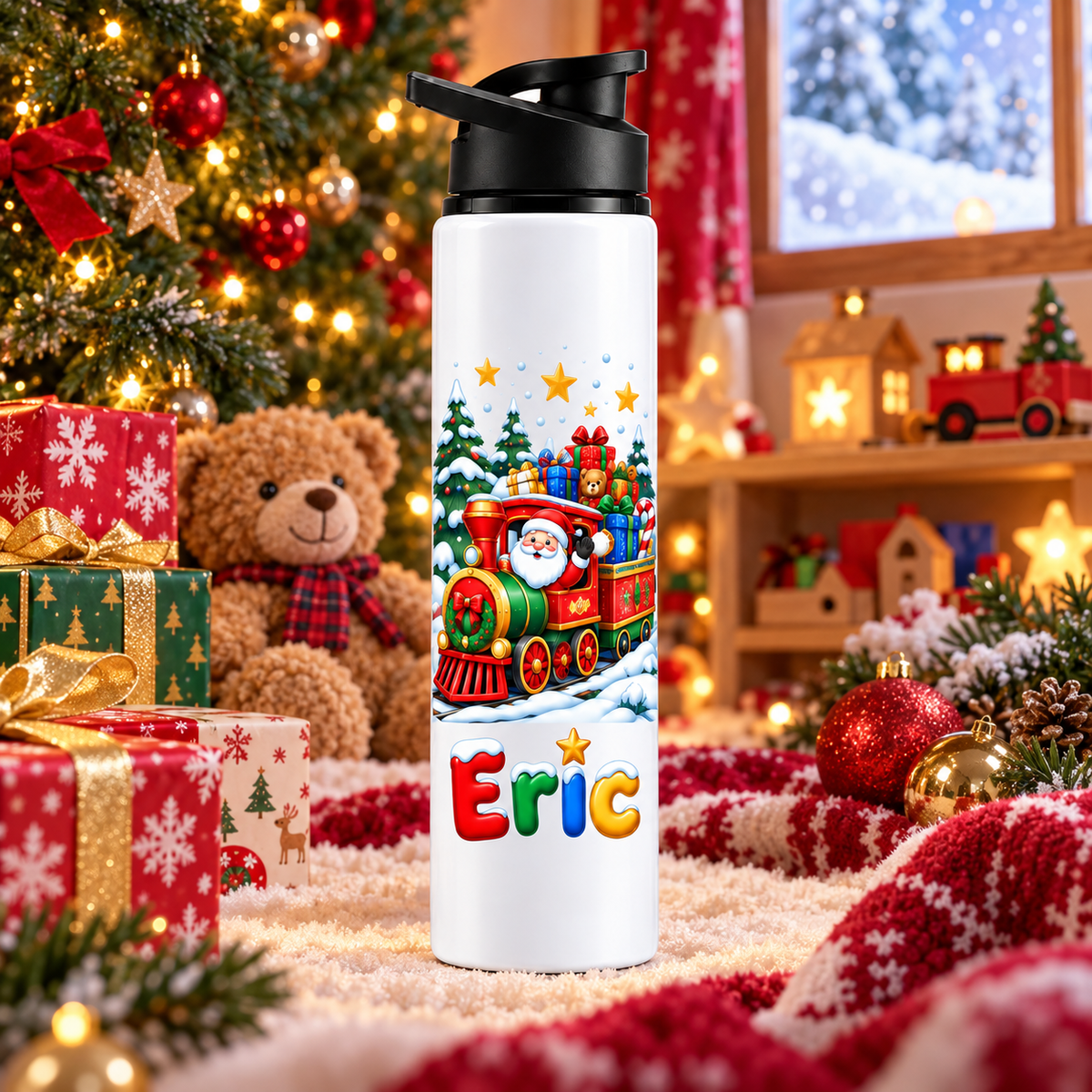 Termos pentru copii Trenuletul Cadourilor personalizat cu numele Eric - imagine ambientala in camera decorata de Craciun