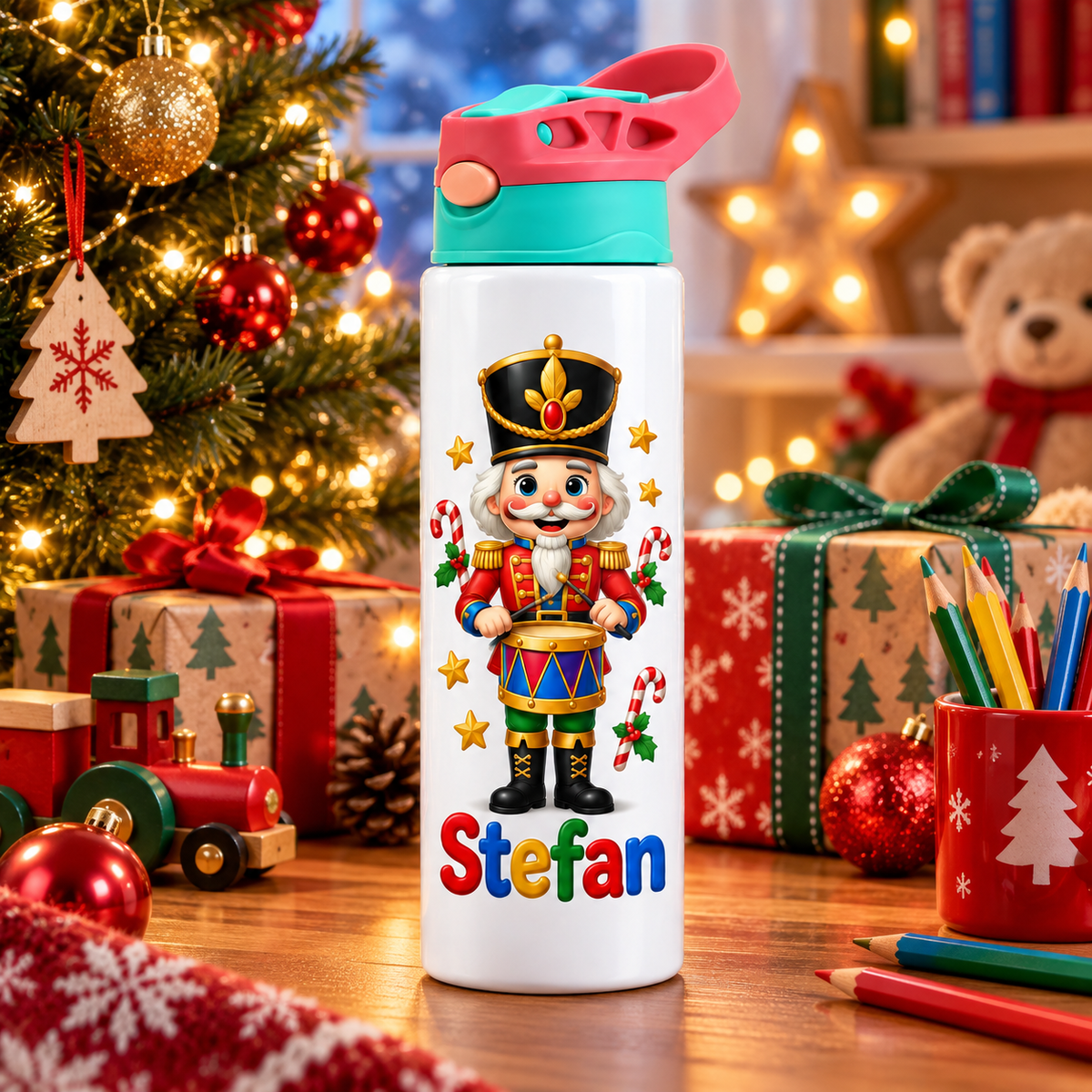 Termos pentru copii Spargatorul de Nuci personalizat cu numele Stefan - imagine ambientala de Craciun prim-plan
