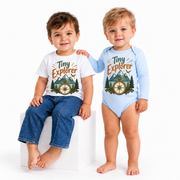 Body și tricou personalizat pentru bebeluși Tiny Explorer – fundal alb