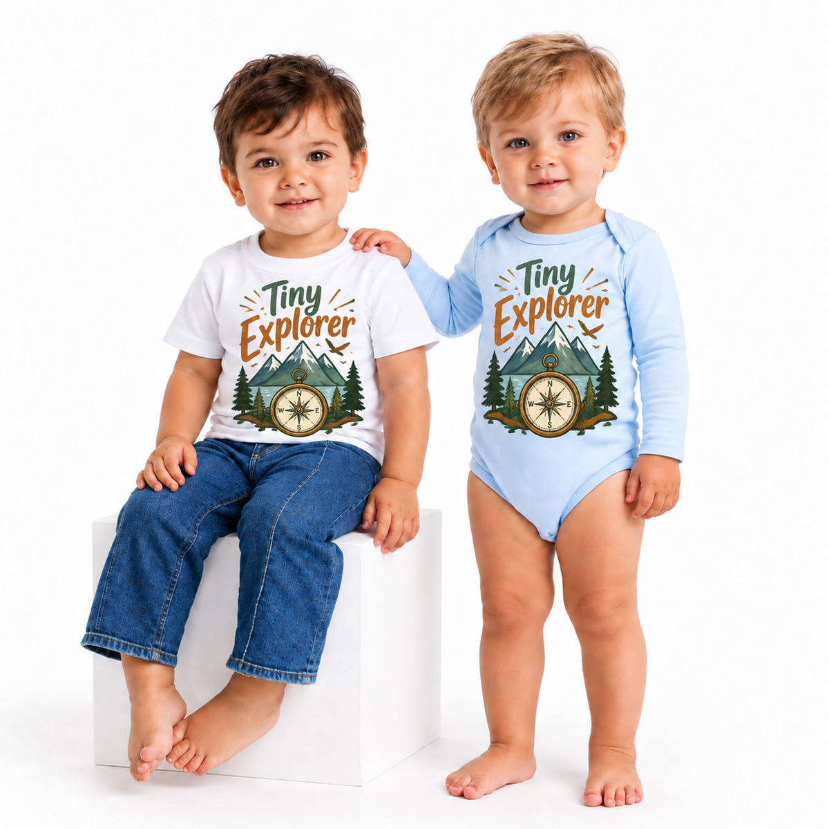 Body și tricou personalizat pentru bebeluși Tiny Explorer – fundal alb