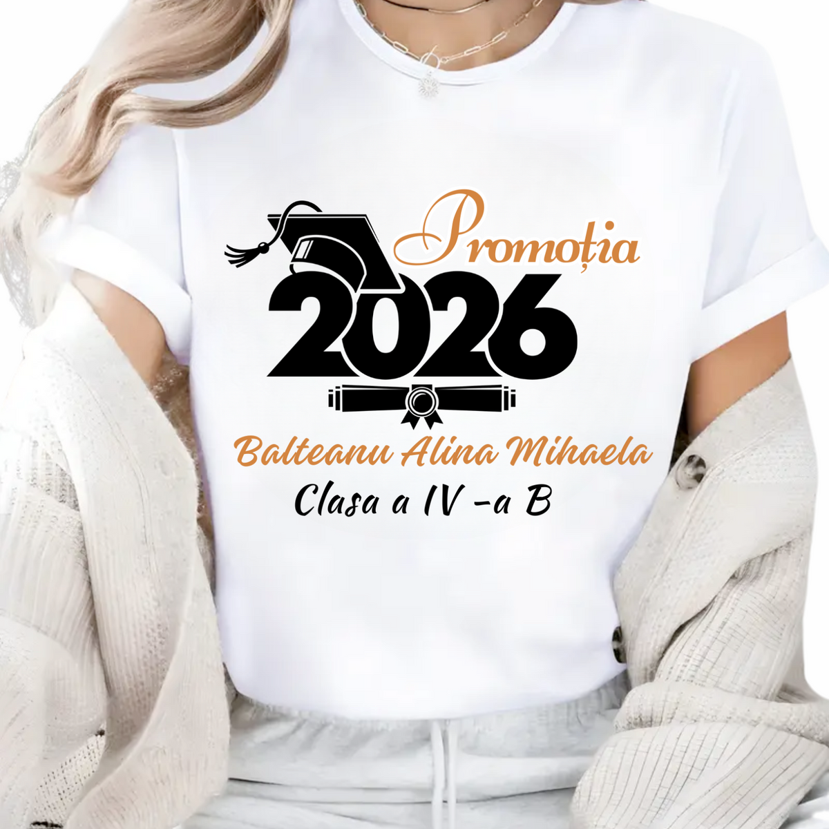 Tricou Absolvire An Școlar cu Tocă – Bumbac 100% Personalizat pentru Copii și Profesori
