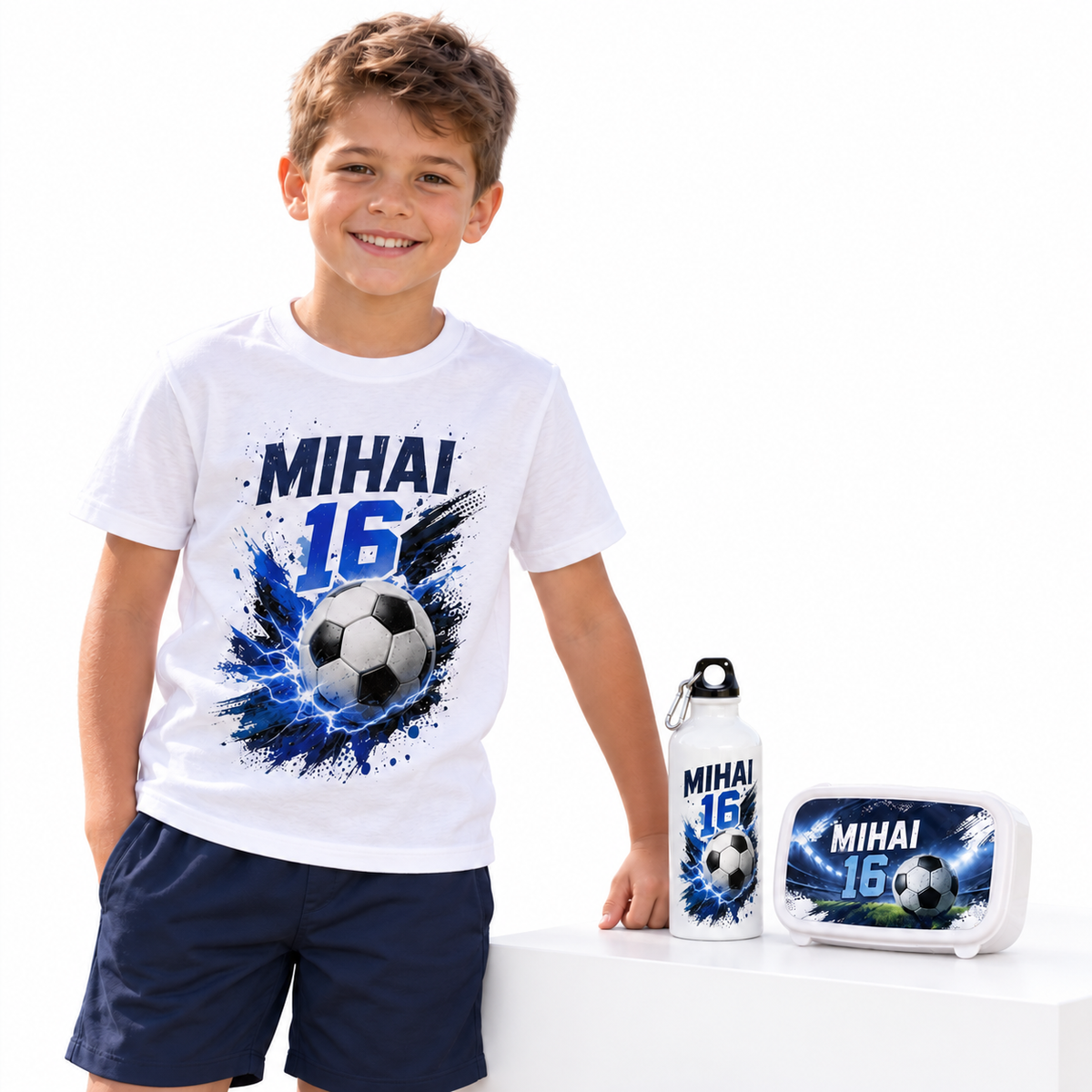 Tricou aniversar fotbalist personalizat cu nume și vârstă; accesoriile se comandă separat