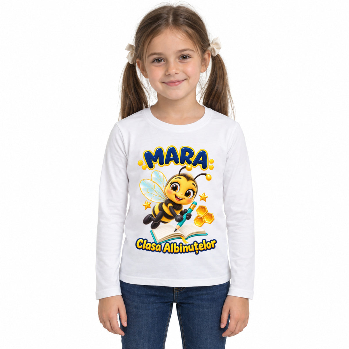Tricou personalizat Clasa Albinuțelor – Albinuța cu Creion – Model 01 – Imagine principală pe fundal alb, imprimeu centrat și coborât