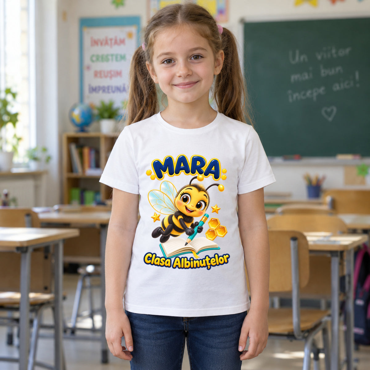 Tricou personalizat Clasa Albinuțelor – Albinuța cu Creion – Model 01 – Copil în clasă, imprimeu centrat și coborât