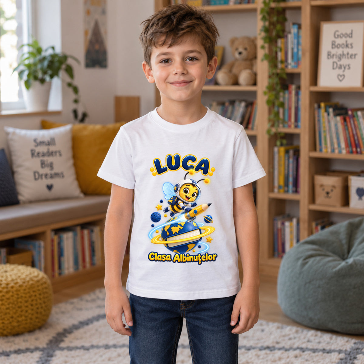 Tricou personalizat Clasa Albinuțelor – Albinuța Exploratoare – Model 02 – Copil în spațiu de lectură, imprimeu centrat și coborât
