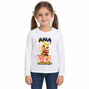 Tricou personalizat Clasa Albinuțelor – Albinuța cu Măr – Model 03 – Imagine principală pe fundal alb, imprimeu centrat și coborât