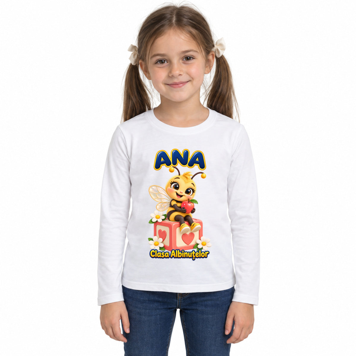 Tricou personalizat Clasa Albinuțelor – Albinuța cu Măr – Model 03 – Imagine principală pe fundal alb, imprimeu centrat și coborât