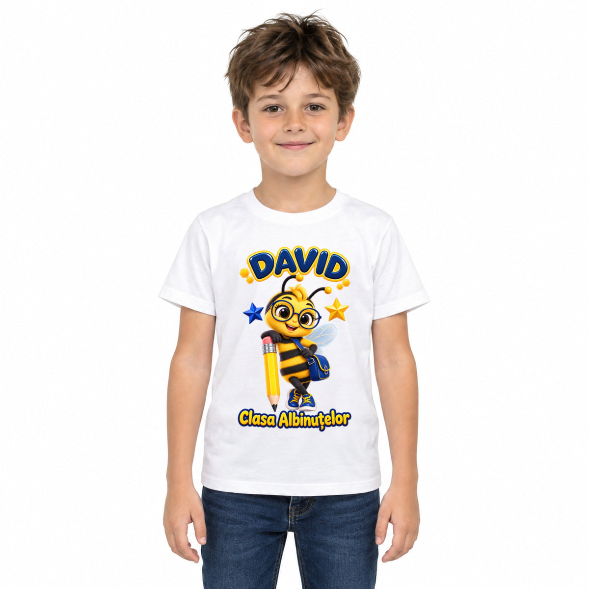 Tricou personalizat Clasa Albinuțelor – Albinuța Școlăriță – Model 04 – Imagine principală pe fundal alb, imprimeu centrat și coborât