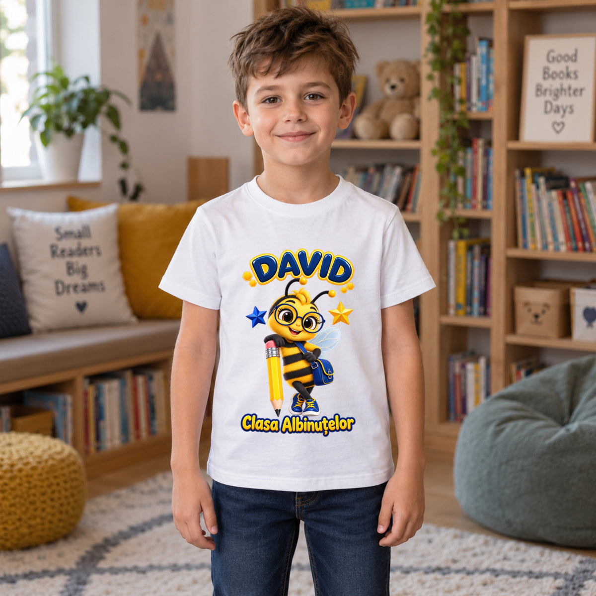 Tricou personalizat Clasa Albinuțelor – Albinuța Școlăriță – Model 04 – Copil în spațiu de lectură, imprimeu centrat și coborât