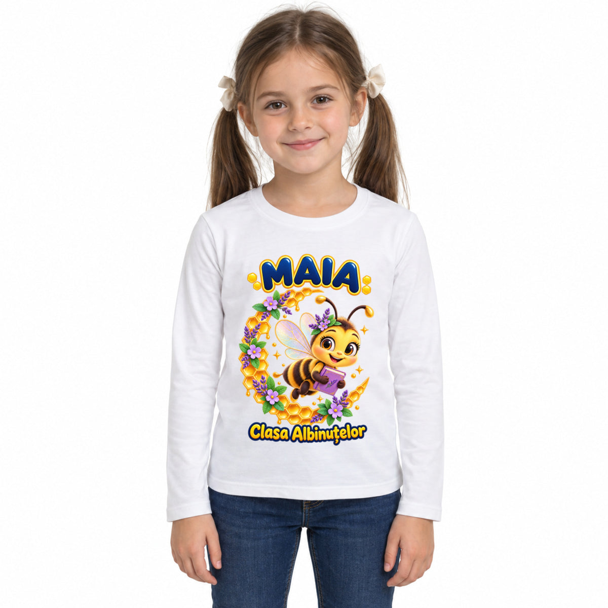 Tricou personalizat Clasa Albinuțelor – Albinuța de Poveste – Model 05 – Imagine principală pe fundal alb, imprimeu centrat și coborât