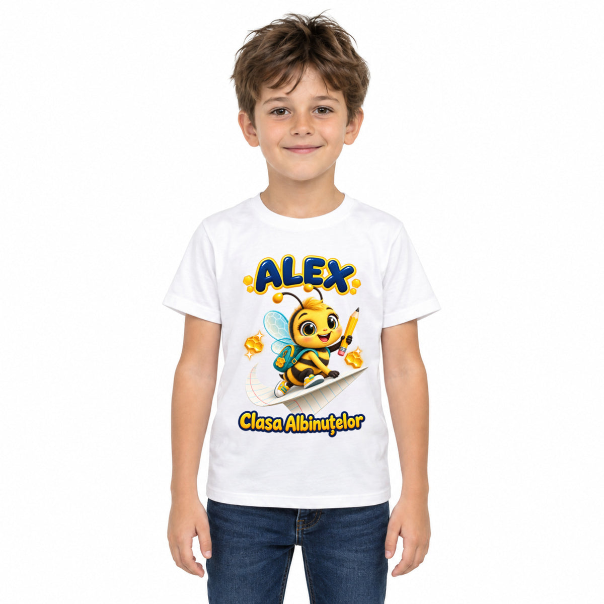 Tricou personalizat Clasa Albinuțelor – Albinuța pe Avion de Hârtie – Model 06 – Imagine principală pe fundal alb, imprimeu centrat și coborât