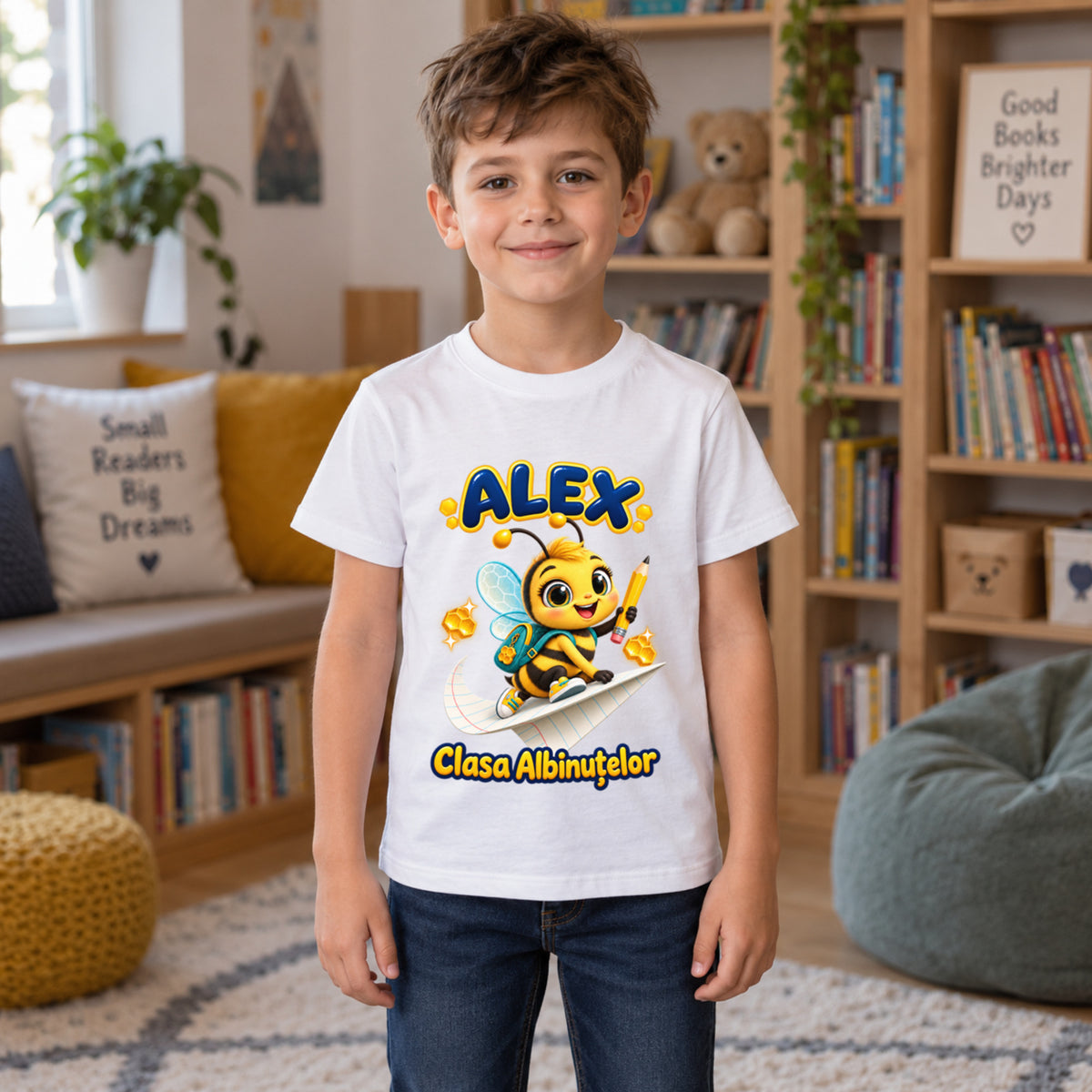 Tricou personalizat Clasa Albinuțelor – Albinuța pe Avion de Hârtie – Model 06 – Copil în spațiu de lectură, imprimeu centrat și coborât
