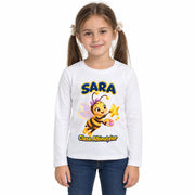 Tricou personalizat Clasa Albinuțelor – Albinuța Artistă – Model 07 – Imagine principală pe fundal alb, imprimeu centrat și coborât