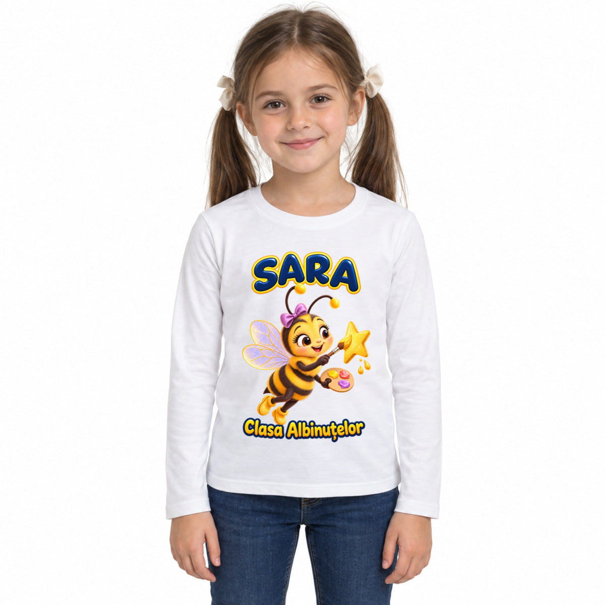 Tricou personalizat Clasa Albinuțelor – Albinuța Artistă – Model 07 – Imagine principală pe fundal alb, imprimeu centrat și coborât