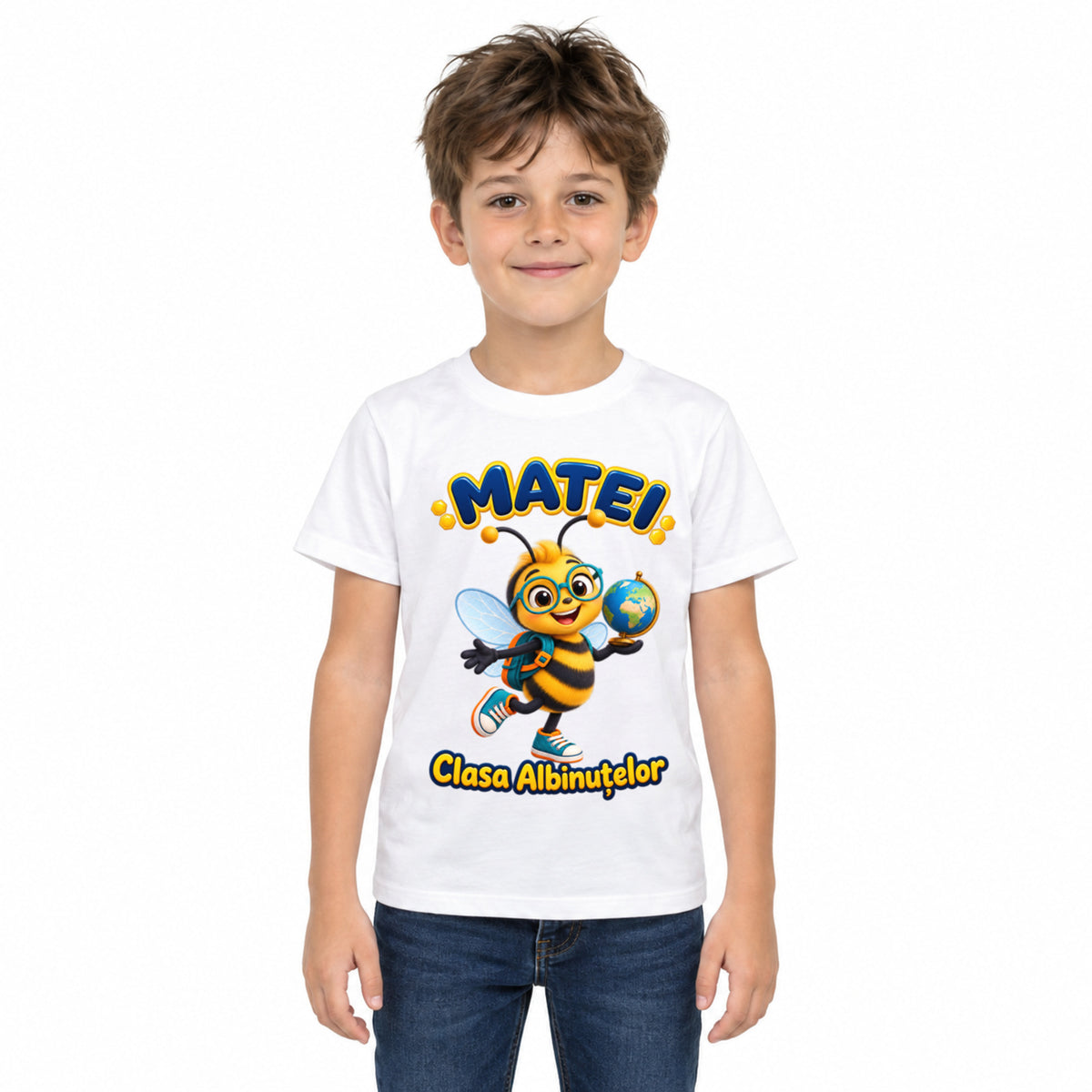 Tricou personalizat Clasa Albinuțelor – Albinuța cu Glob – Model 08 – Imagine principală pe fundal alb, imprimeu centrat și coborât
