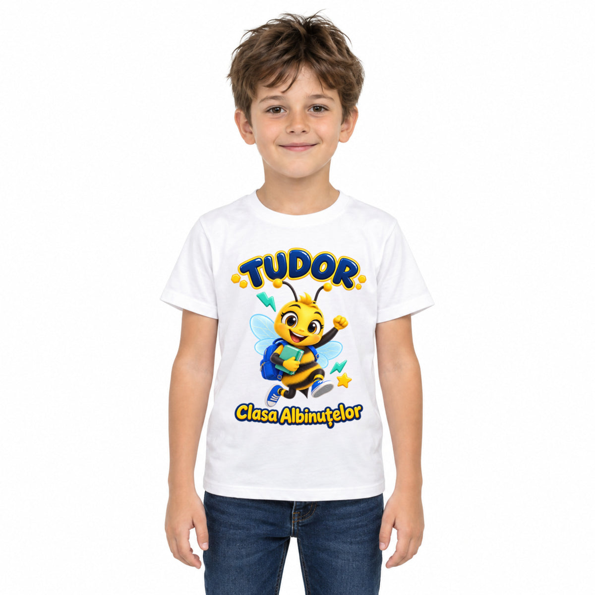 Tricou personalizat Clasa Albinuțelor – Albinuța Energică – Model 10 – Imagine principală pe fundal alb, imprimeu centrat și coborât