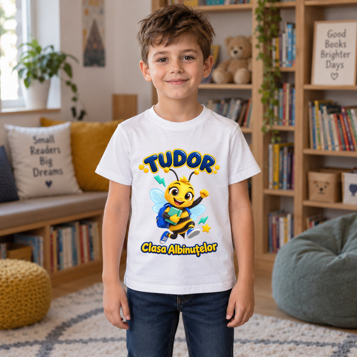 Tricou personalizat Clasa Albinuțelor – Albinuța Energică – Model 10 – Copil în spațiu de lectură, imprimeu centrat și coborât