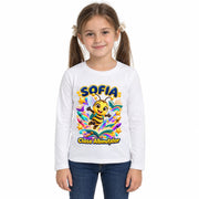 Tricou personalizat Clasa Albinuțelor – Albinuța Curcubeu – Model 11 – Imagine principală pe fundal alb, imprimeu centrat și coborât