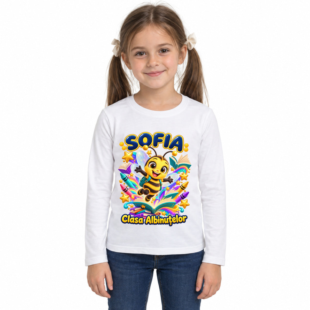 Tricou personalizat Clasa Albinuțelor – Albinuța Curcubeu – Model 11 – Imagine principală pe fundal alb, imprimeu centrat și coborât