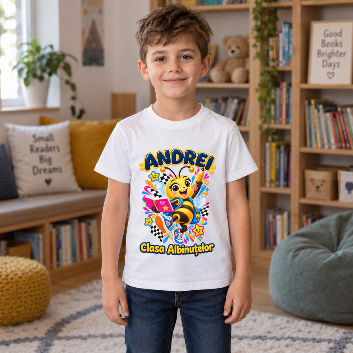 Tricou personalizat Clasa Albinuțelor – Albinuța Neo-Pop – Model 12 – Copil în spațiu de lectură, imprimeu centrat și coborât