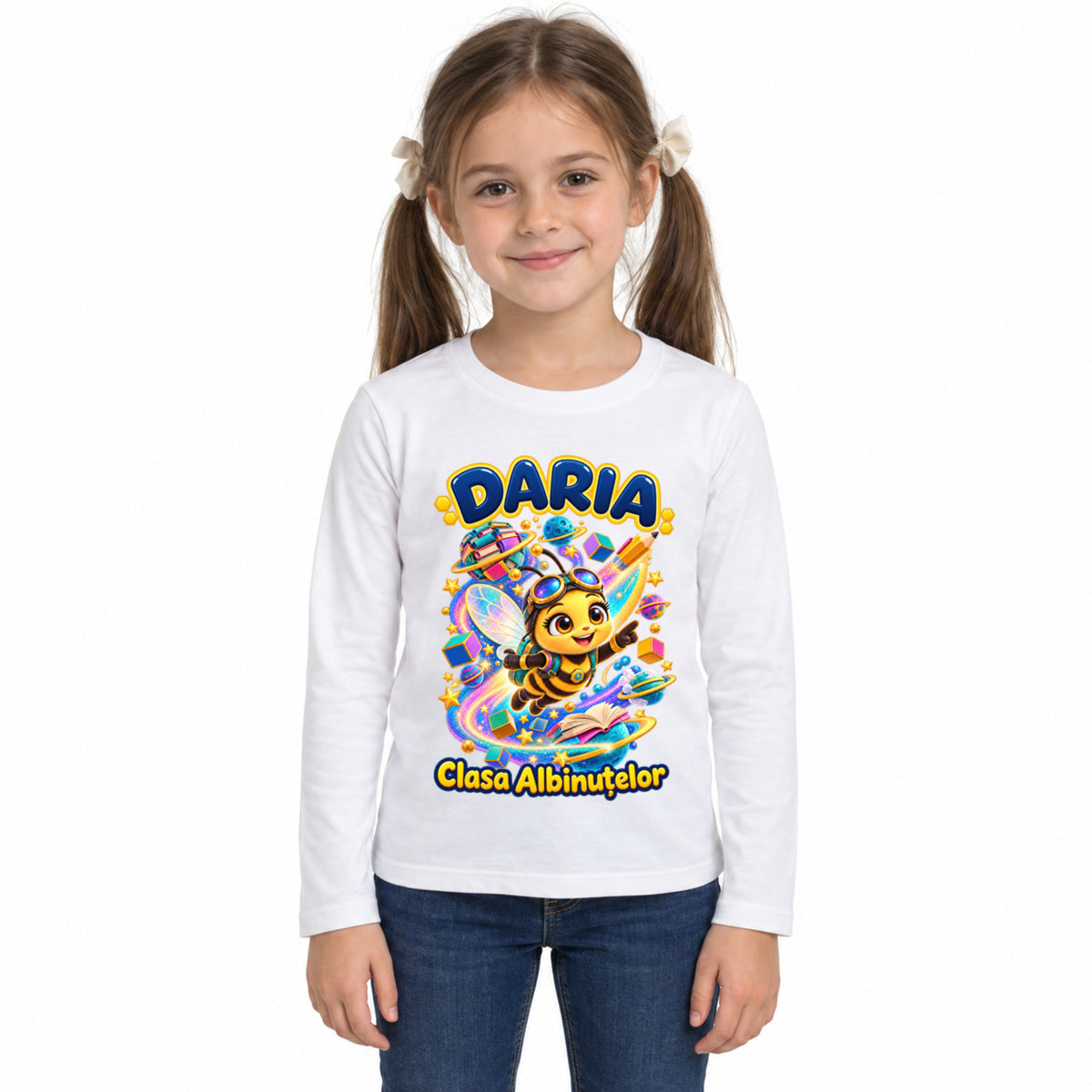 Tricou personalizat Clasa Albinuțelor – Albinuța Spațială – Model 13 – Imagine principală pe fundal alb, imprimeu centrat și coborât