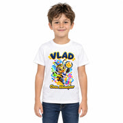 Tricou personalizat Clasa Albinuțelor – Albinuța Mic Cercetător – Model 14 – Imagine principală pe fundal alb, imprimeu centrat și coborât