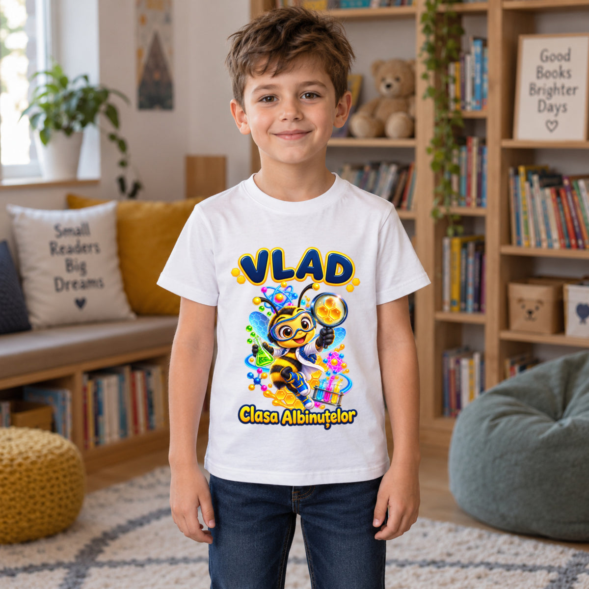 Tricou personalizat Clasa Albinuțelor – Albinuța Mic Cercetător – Model 14 – Copil în spațiu de lectură, imprimeu centrat și coborât