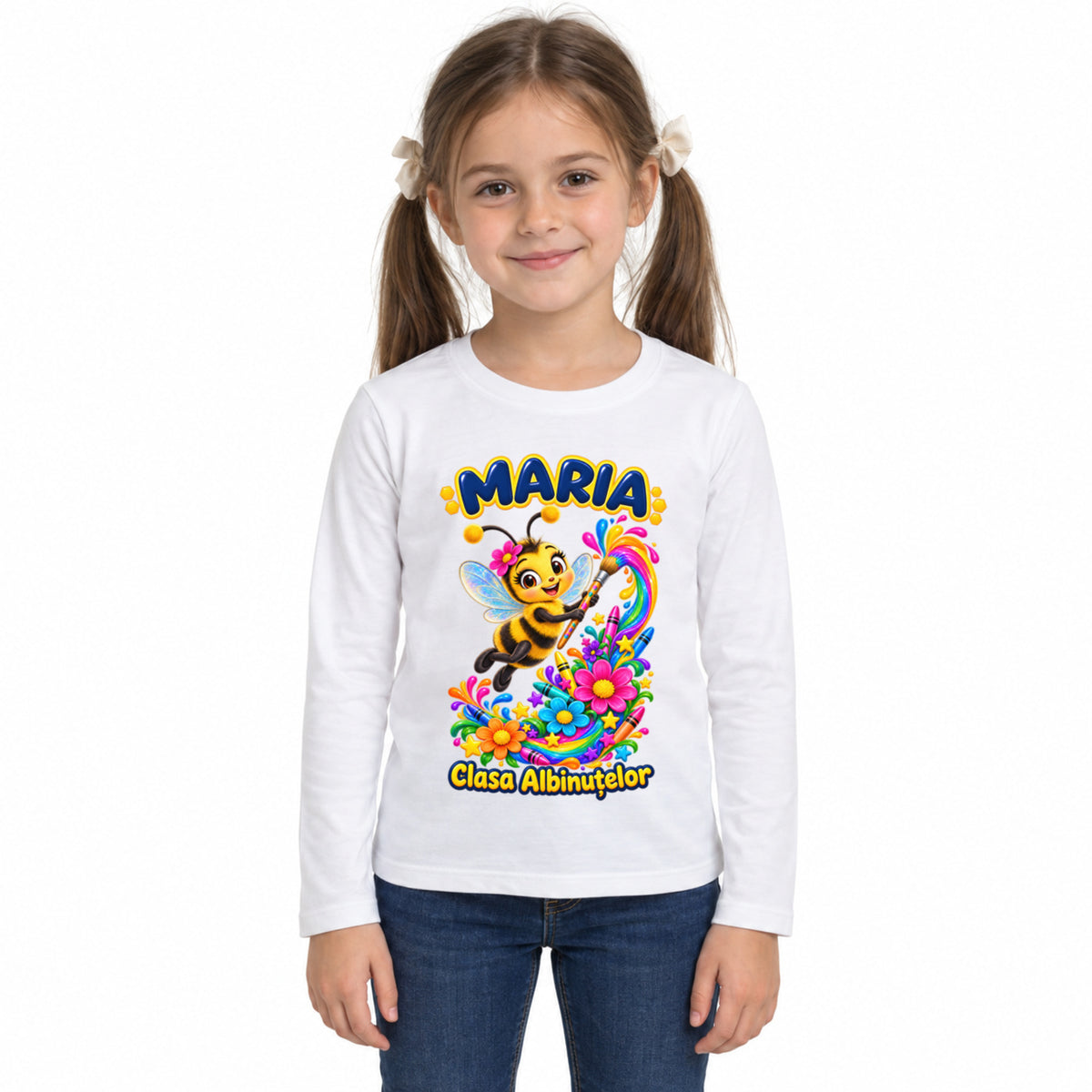 Tricou personalizat Clasa Albinuțelor – Albinuța Pictează Curcubeul – Model 15 – Imagine principală pe fundal alb, imprimeu centrat și coborât